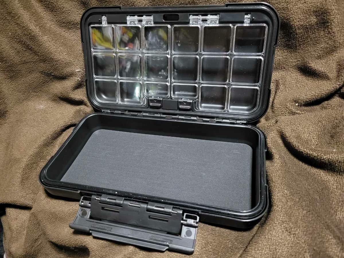 メガバス メガタンクXLの蓋を開けた写真。蓋側に小物用の仕切り、本体の底にスポンジが見える
